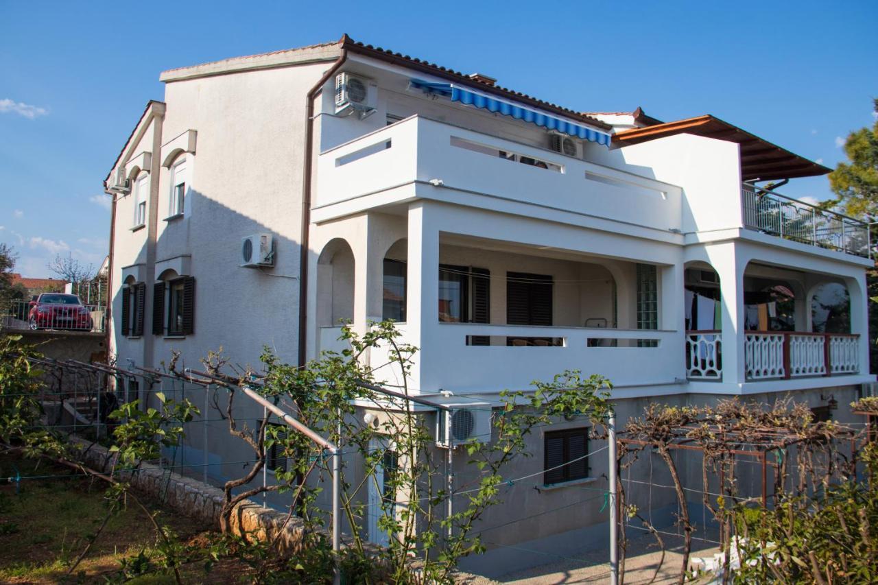 Apartman Mara Krk Town Bagian luar foto